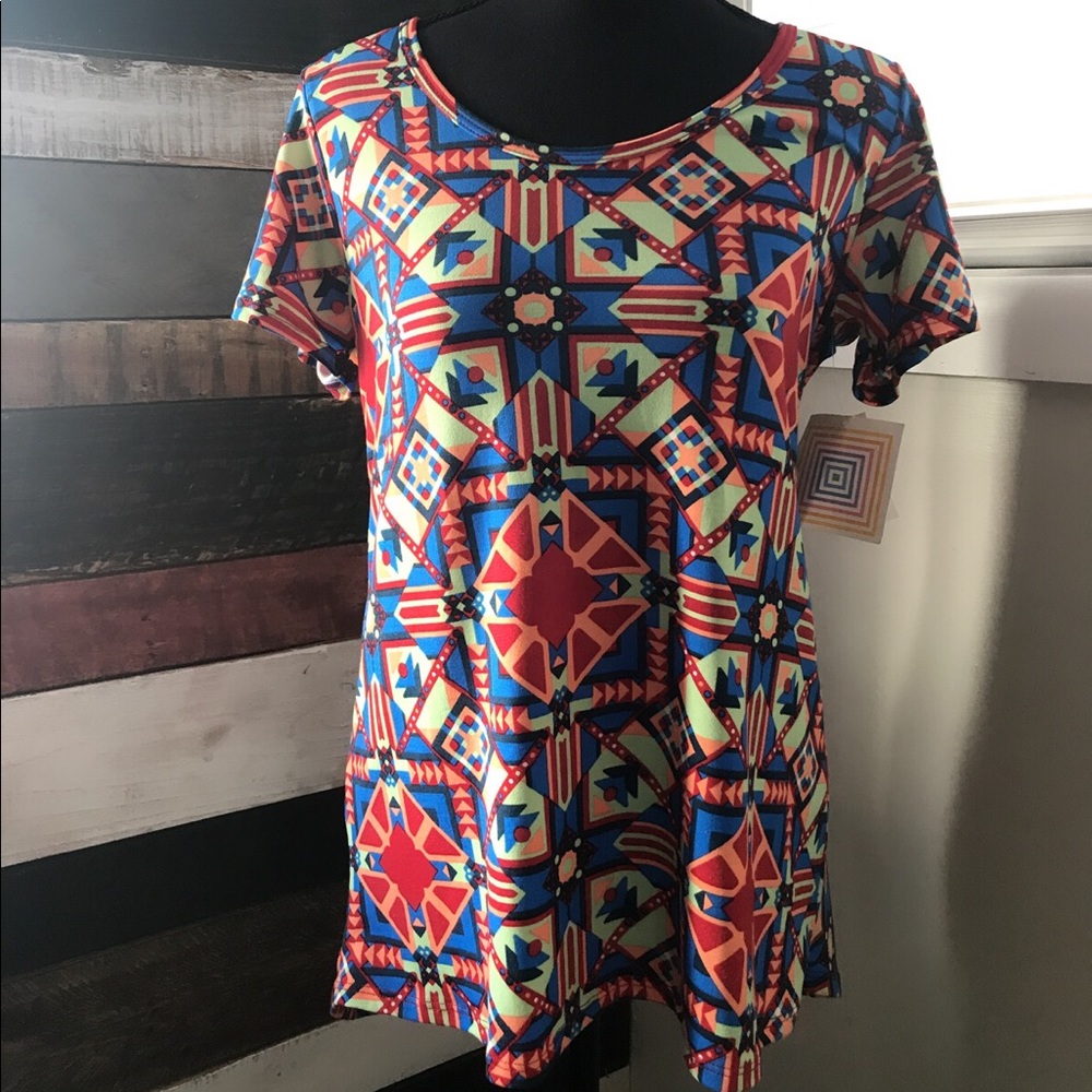 Buy 2 get 1 ♥️ NWT LuLaRoe XS Classic Tee